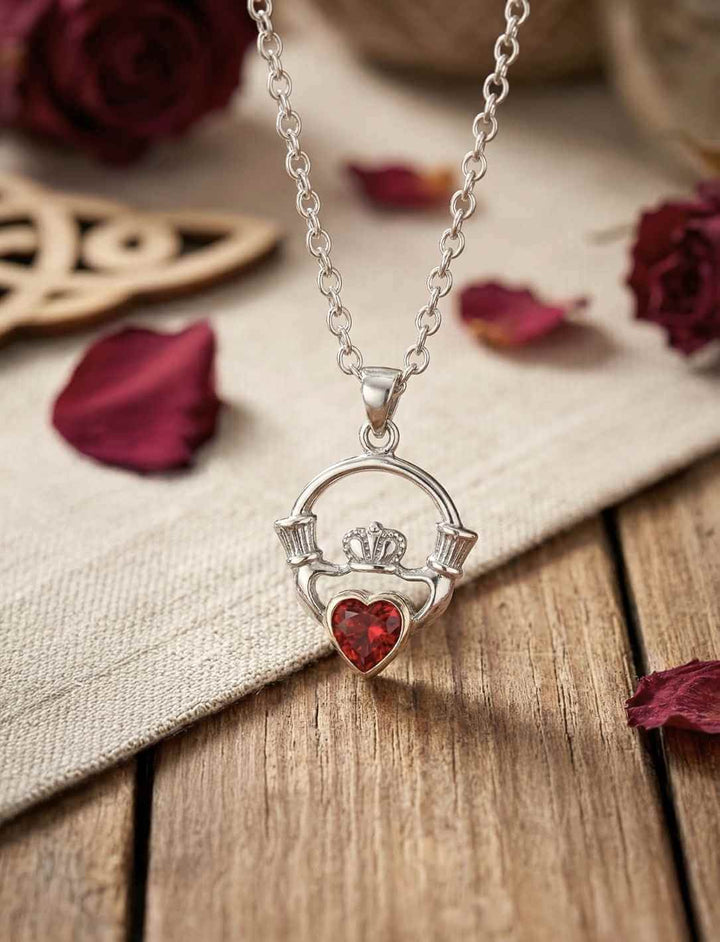 Claddagh of Eternity Medaillon aus Silber an Halskette mit rotem Herzsymbol
