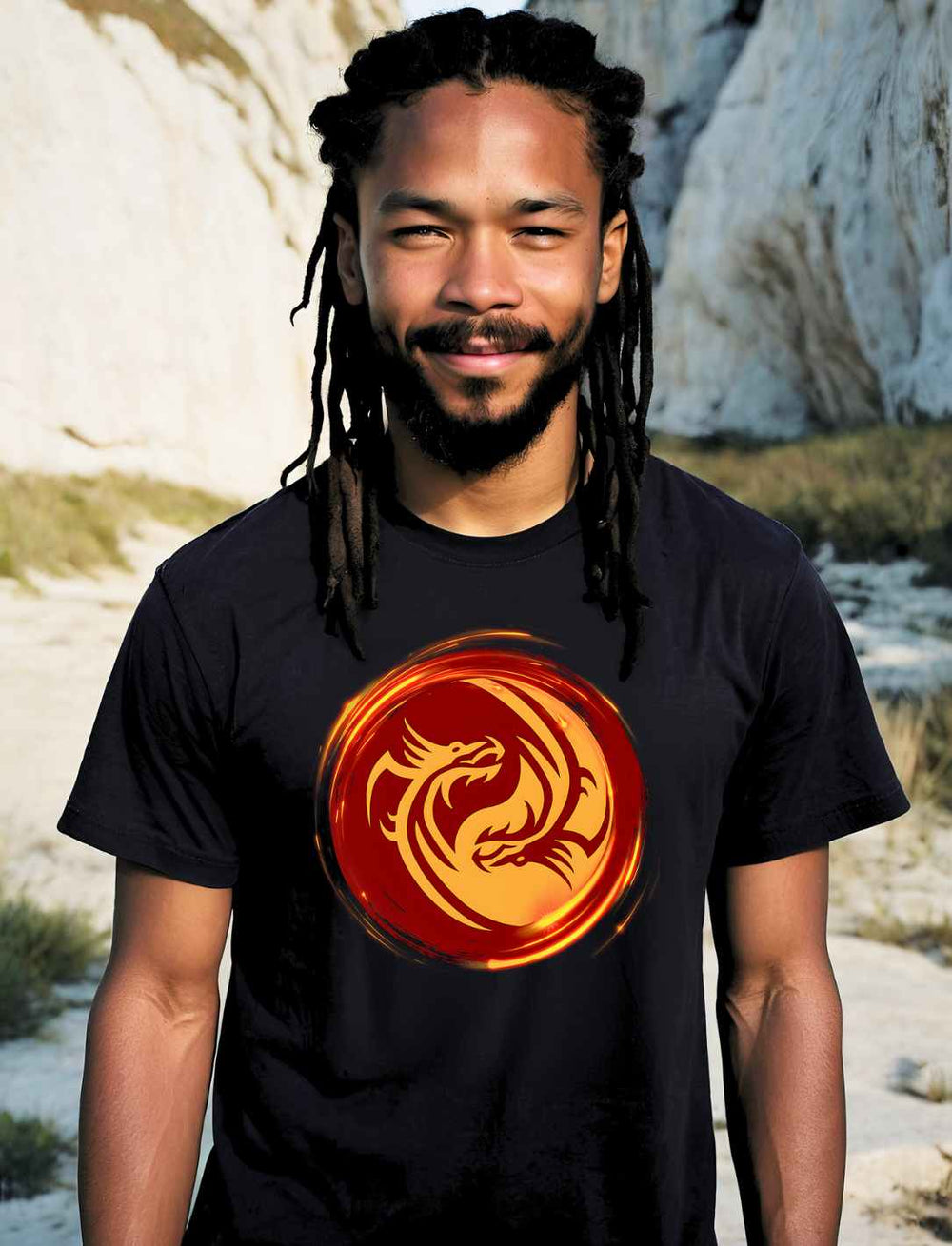 Ein junger Mann mit Dreadlocks trägt ein schwarzes Drachensturm der Macht T-Shirt vor einer Küstenlandschaft