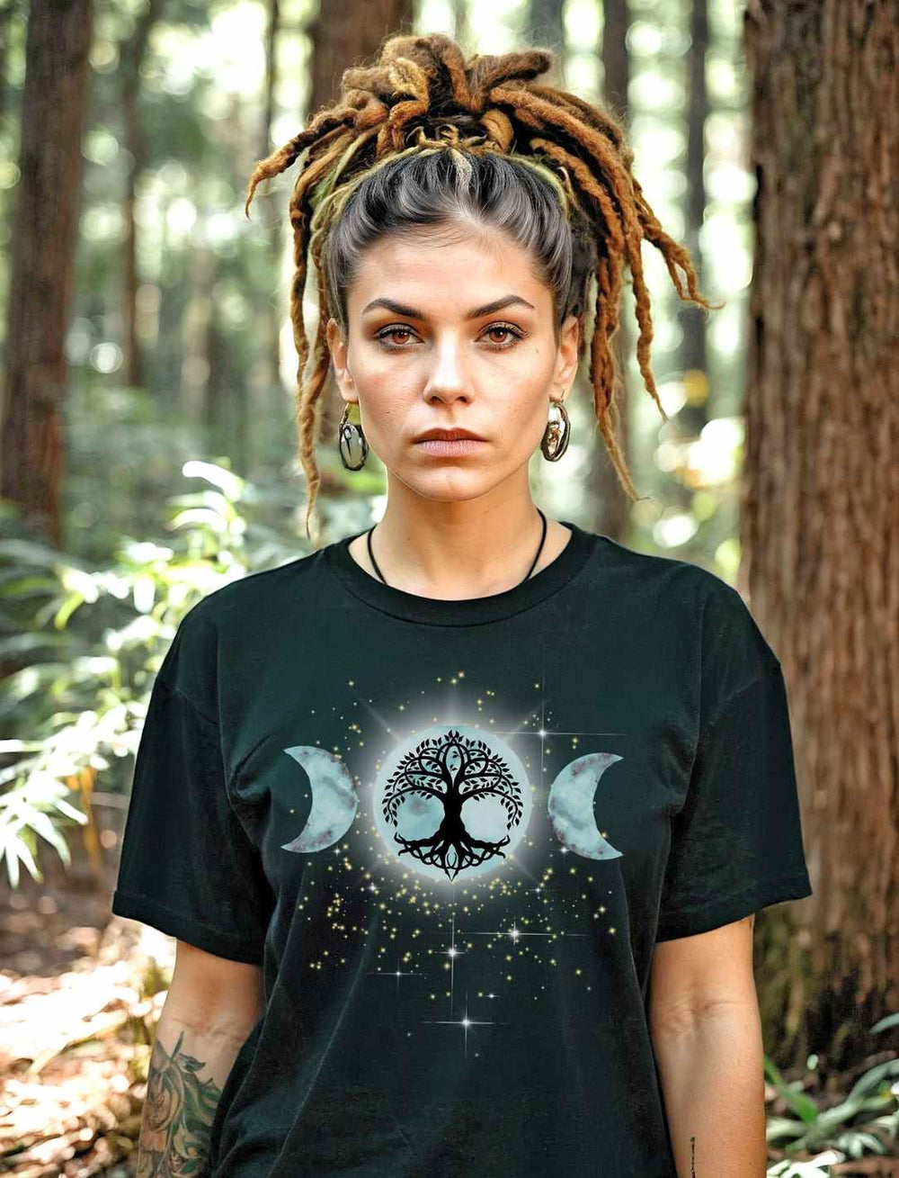 Junge Frau mit Hippie Rasta trägt das Dreimondzauber des Nachtwaldes T-Shirt in schwarz. Im Hintergrund ein natürlicher Wald.