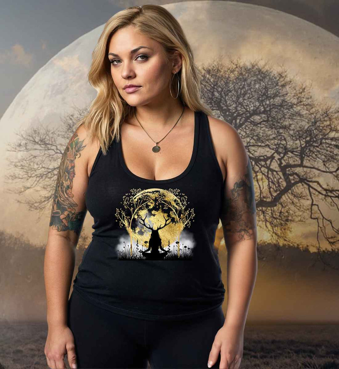 Frau trägt das Druidin der alten Wälder Damen Tanktop in Schwarz – Mystisches Design mit Lebensbaum und Vollmond, inspiriert von der Naturverbundenheit der Druiden.