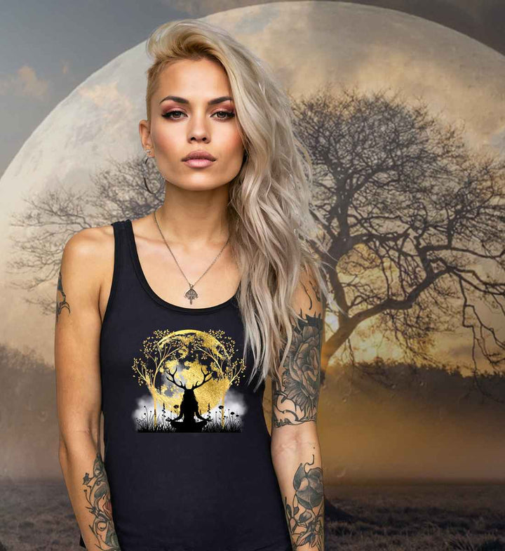 Blonde Frau trägt das Druidin der alten Wälder Damen Tanktop in Schwarz – Mystisches Design mit Lebensbaum und Vollmond, inspiriert von alten druidischen Traditionen.