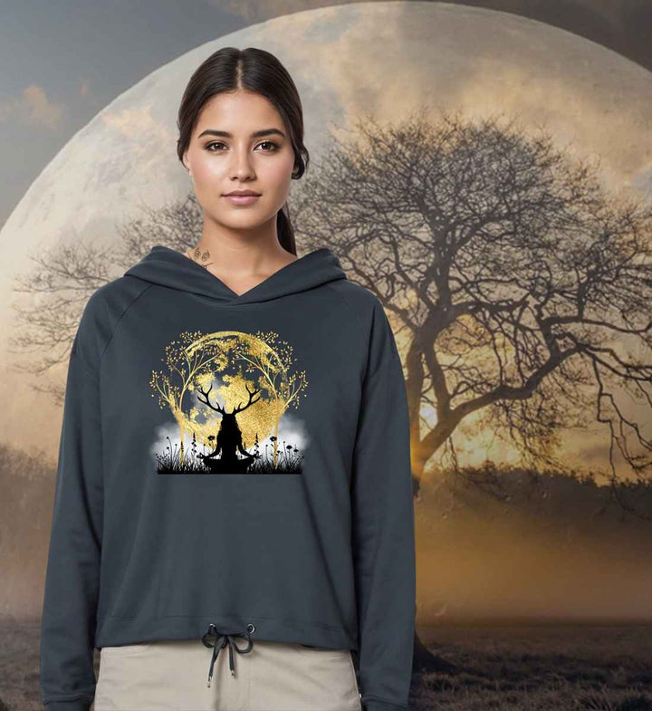 Der 'Druidin der alten Wälder' Organic Cropped Hoodie in Indiainkgrey, dargestellt vor einem mystischen Hintergrund mit leuchtendem Mond und kräftigem Lebensbaum, symbolisiert die Verbindung zur alten Druiden-Mythologie