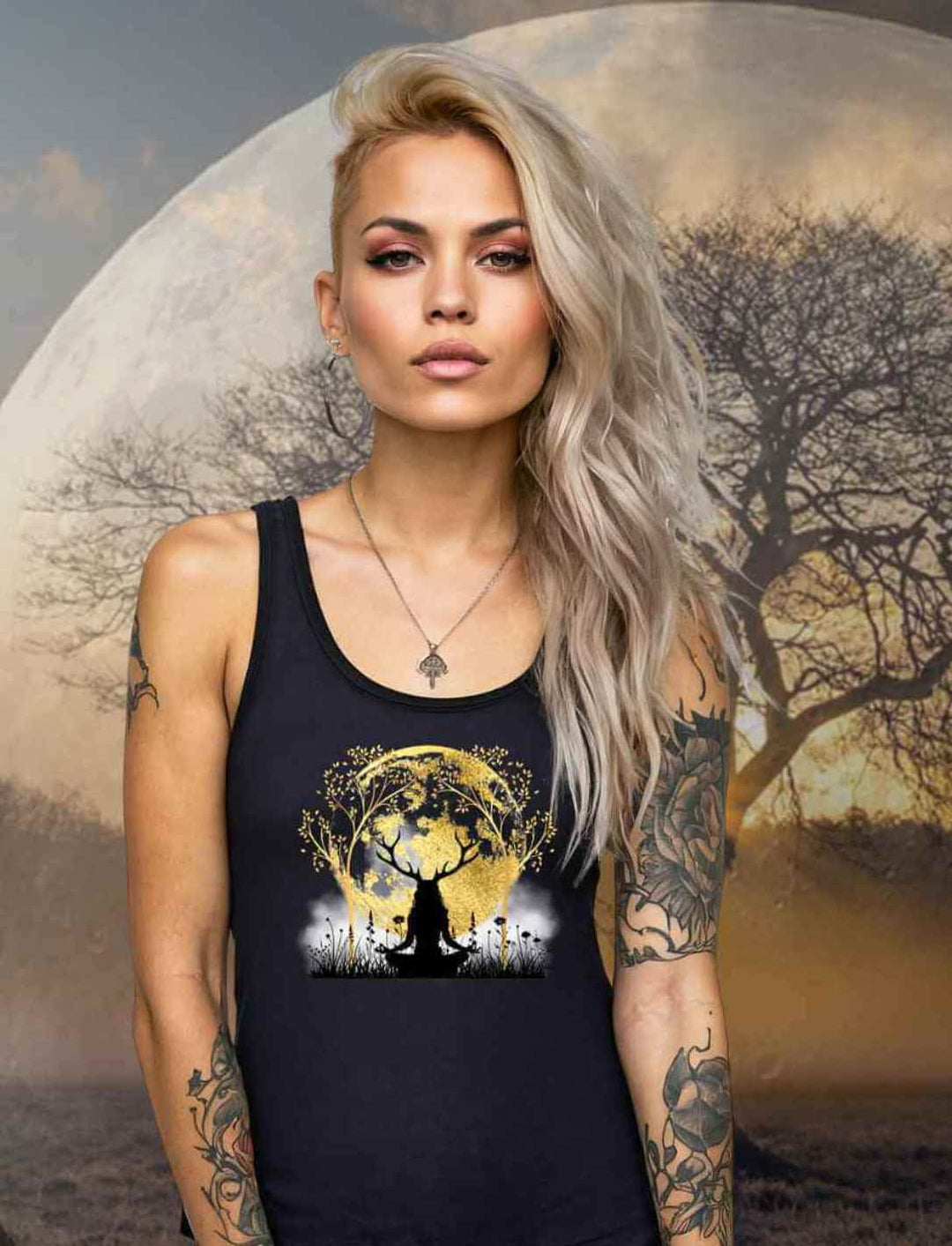 Blonde Frau trägt das Druidin der alten Wälder Damen Tanktop in Schwarz – Mystisches Design mit Lebensbaum und Vollmond, inspiriert von alten druidischen Traditionen.