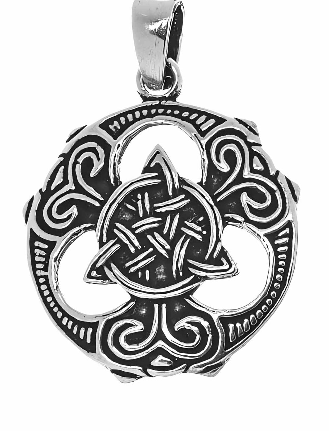 Druidischer Lebensknoten Anhänger auf weißem Hintergrund – Dieser Silberanhänger mit Triquetra-Design ist eine Huldigung an das keltische Erbe und versinnbildlicht die Einheit von Vergangenheit, Gegenwart und Zukunft