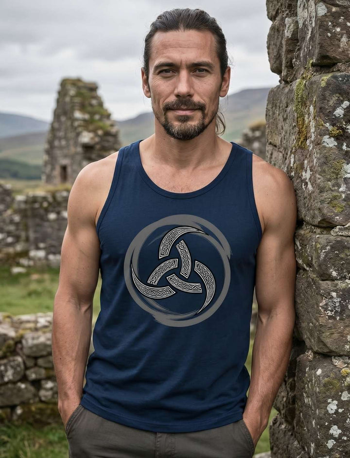 Mann trägt Herren-Tanktop mit Triquetra-Motiv im nordisch-keltischen Stil – Design: Echo der Triquetra in der Farbe French Navy.