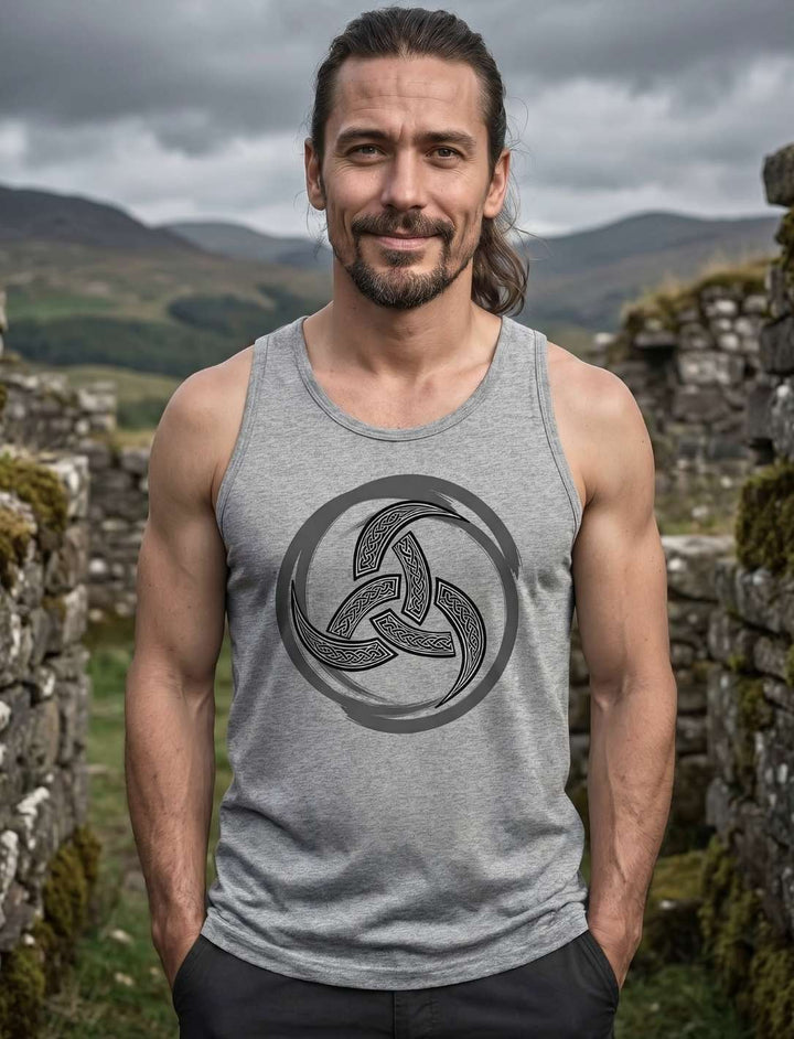 Mann trägt Herren-Tanktop mit Triquetra-Motiv im nordisch-keltischen Stil – Design: Echo der Triquetra in heather grey.