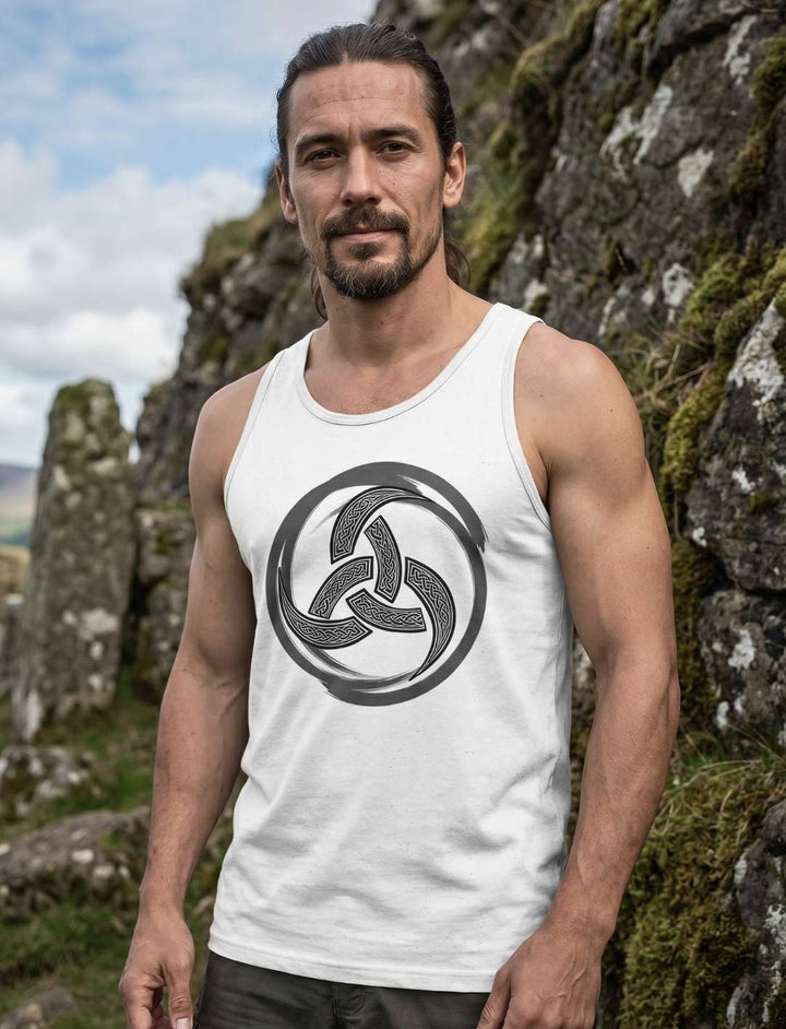 Mann trägt Weißes Herren-Tanktop mit Triquetra-Motiv im nordisch-keltischen Stil – Design: Echo der Triquetra