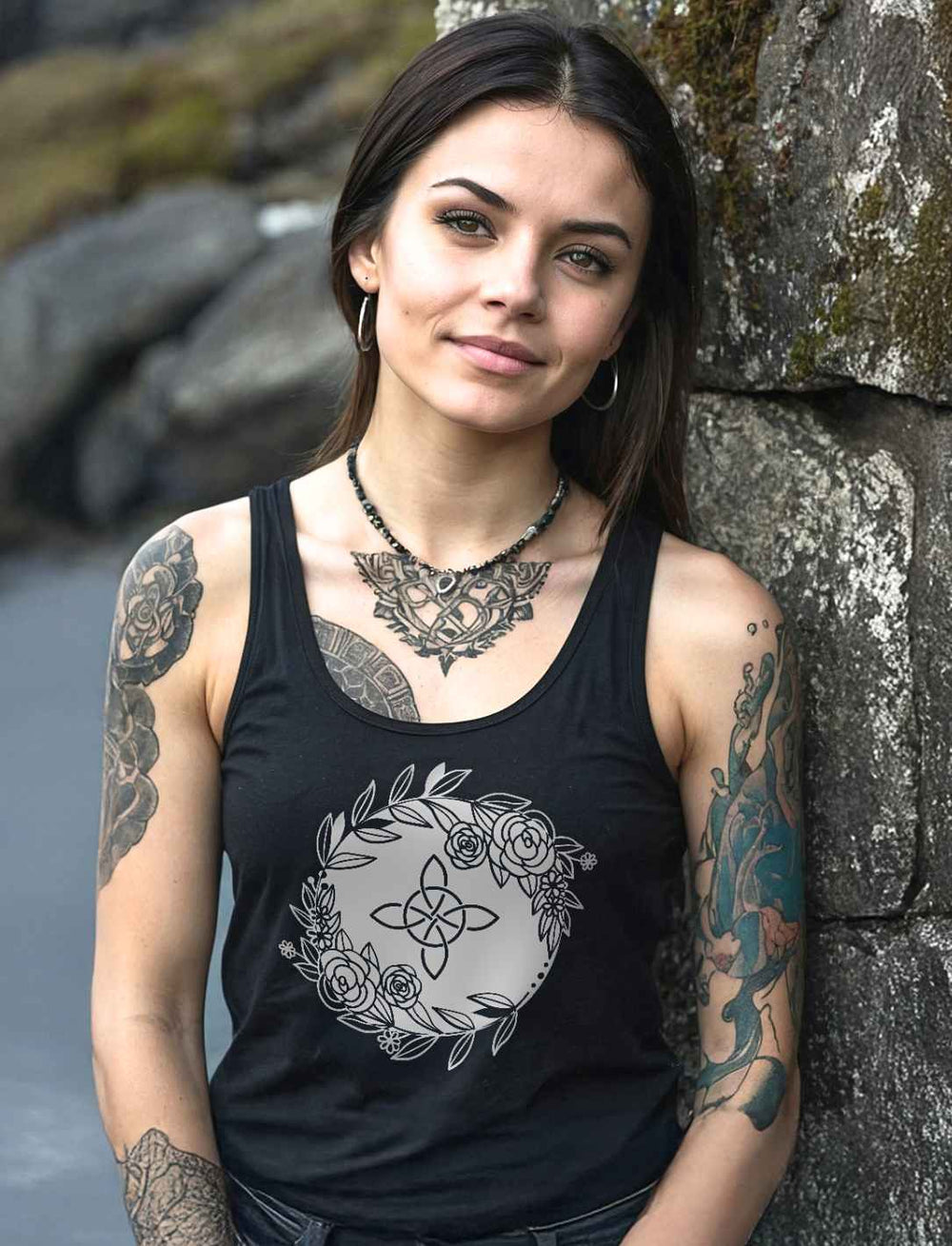 Frau trägt das Eriu Witch Knot Damen Tank Top in Schwarz – Mystisches Design mit keltischem Knoten und floralen Elementen, inspiriert von alten Legenden und druidischer Symbolik