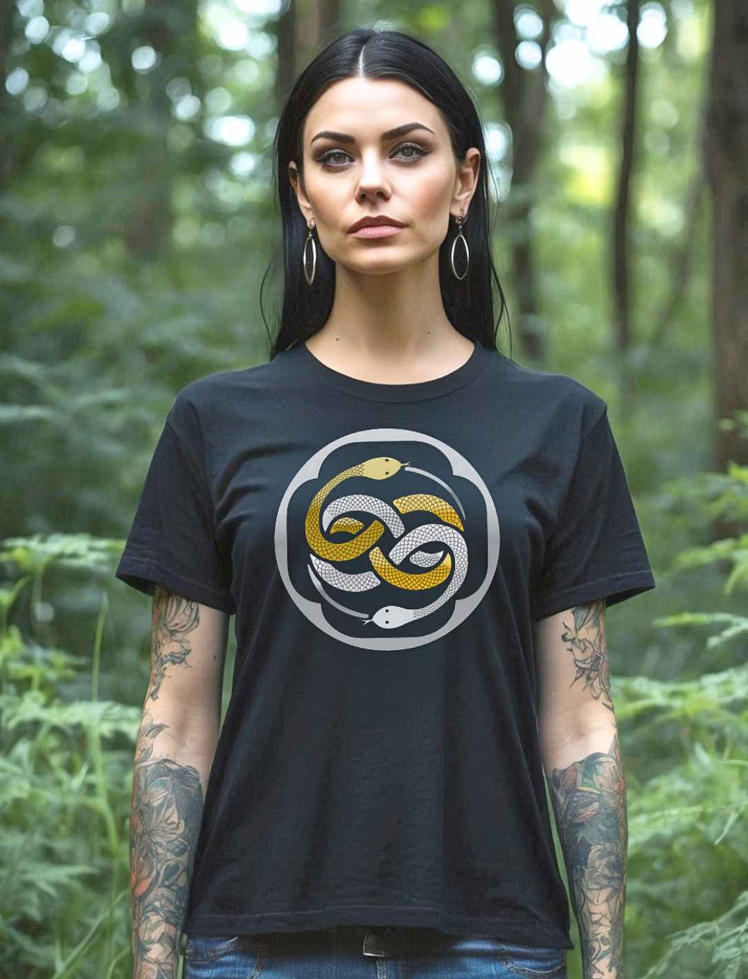 Schwarzhaarige Frau trägt das “Ewige Wuivre” Damen T-Shirt im Wald – Mystisches Design mit keltischer Symbolik, eingefangen in einer natürlichen Umgebung