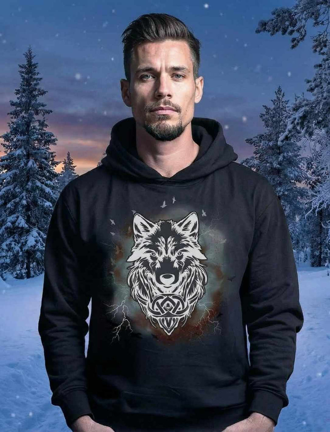 Model trägt Fenrir – Wolfseele des Nordens Organic Hoodie mit Wolfsmotiv im winterlichen Wald