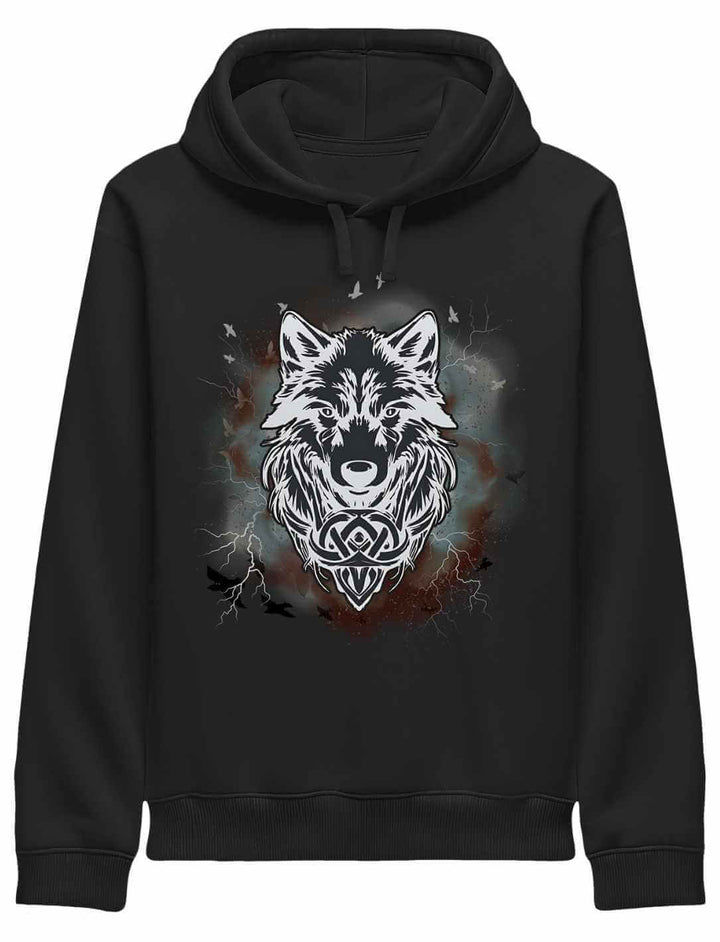Model trägt Fenrir – Wolfseele des Nordens Organic Hoodie mit Wolfsmotiv im winterlichen Wald