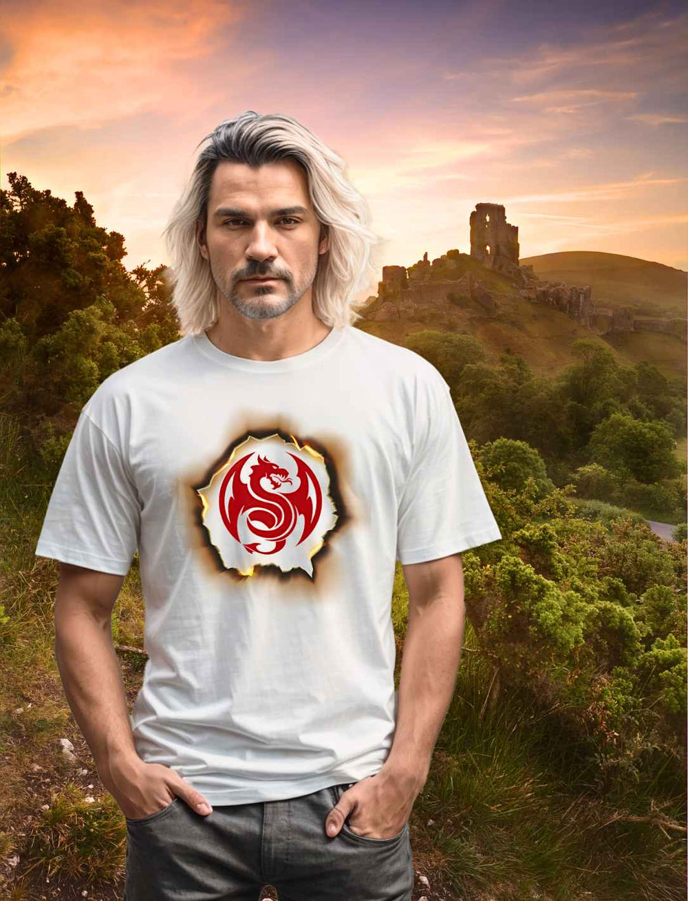 Männliches Model trägt weißes Flaming Dragon Heart T-Shirt, im Hintergrund eine alte Burg