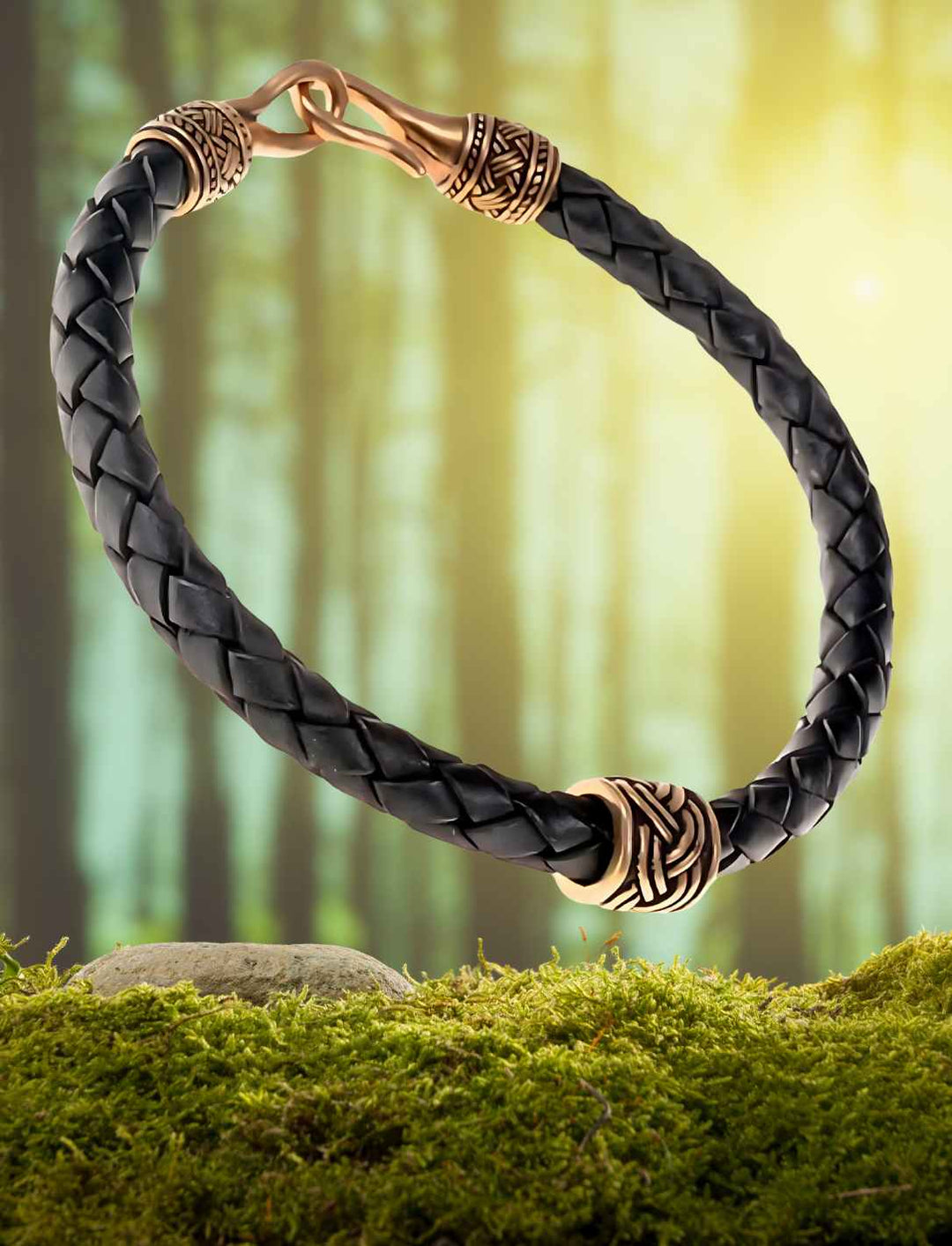 Geflochtenes Lederarmband mit Bronze Elementen. Inspiriert von der nordischen Wikinger-Kultur, auf weißem Hintergrund.