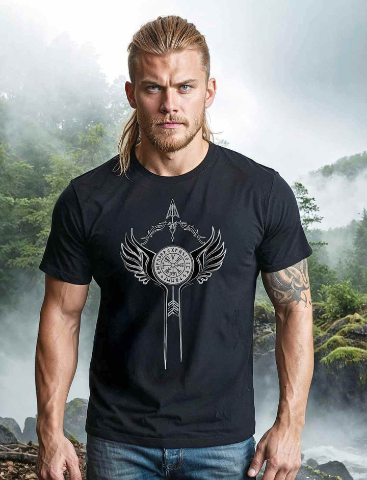 Blonder Mann im Wikinger Style trägt das schwarze Unisex Organic Shirt Flügel des Nordens mit Vegvisir Symbol.