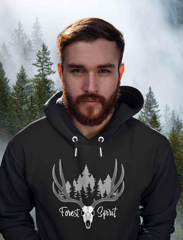 Bärtiger junger Mann trägt den schwarzen Unisex Forest Spirit Premium Hoodie von Runental.de.