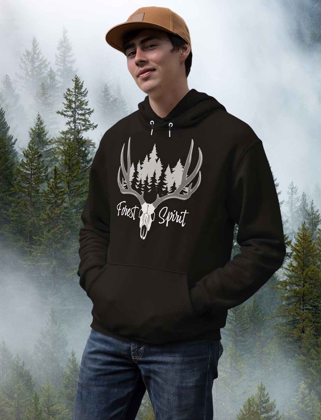 Junger Mann mit Mütze trägt den schwarzen Forest Spirit Premium Hoodie von Runental.de.