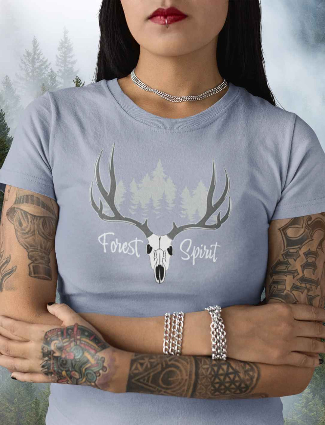 Junge Frau trägt Forest Spirit Unisex Bio-T-Shirt in serene blue von runental.de