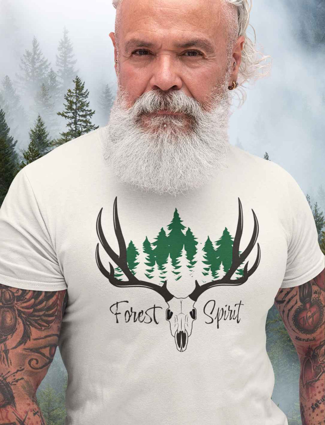 Bärtiger Mann trägt Forest Spirit Unisex Bio-T-Shirt in vintage white von runental.de
