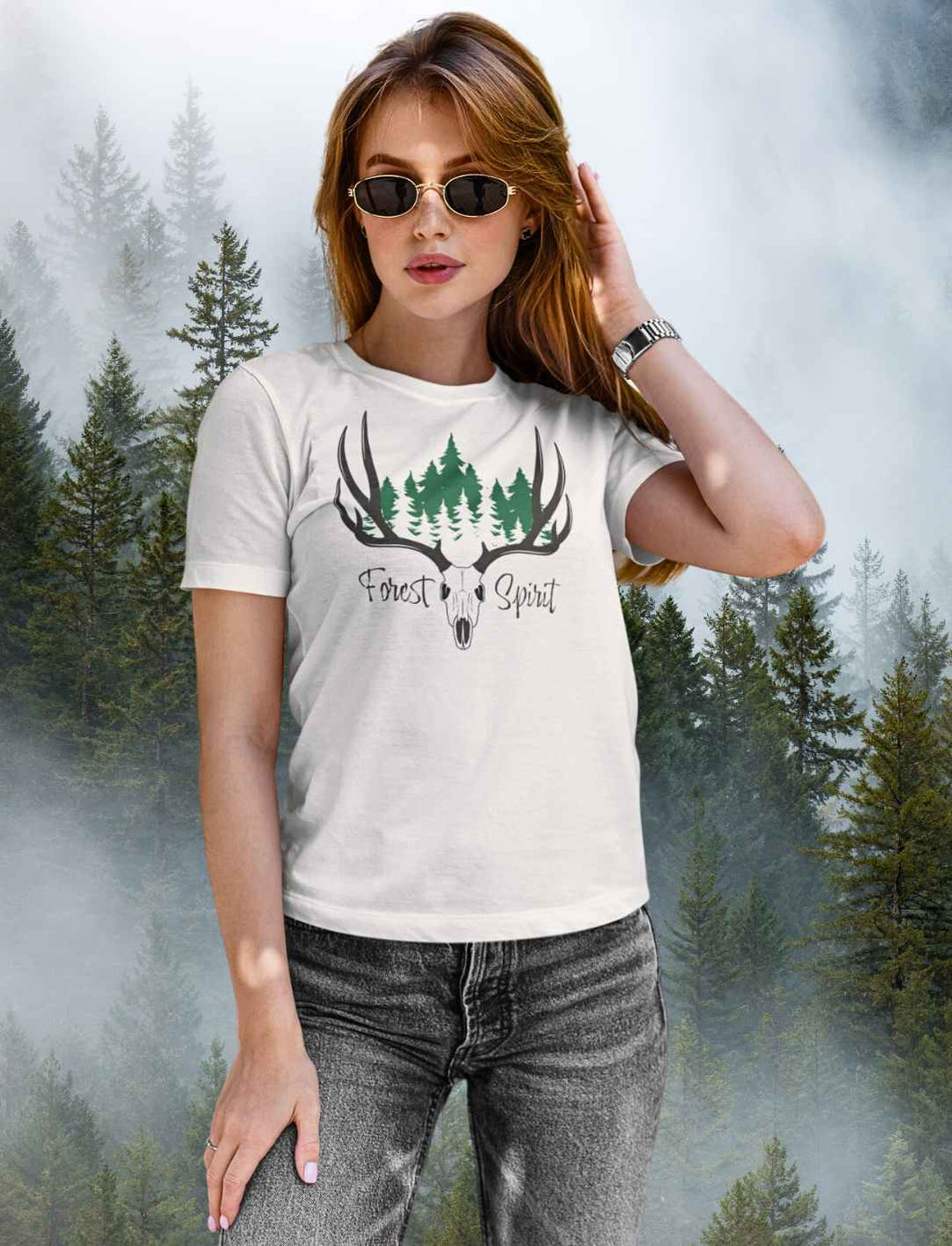 Junge Frau trägt Forest Spirit Unisex Bio-T-Shirt in weiß von runental.de