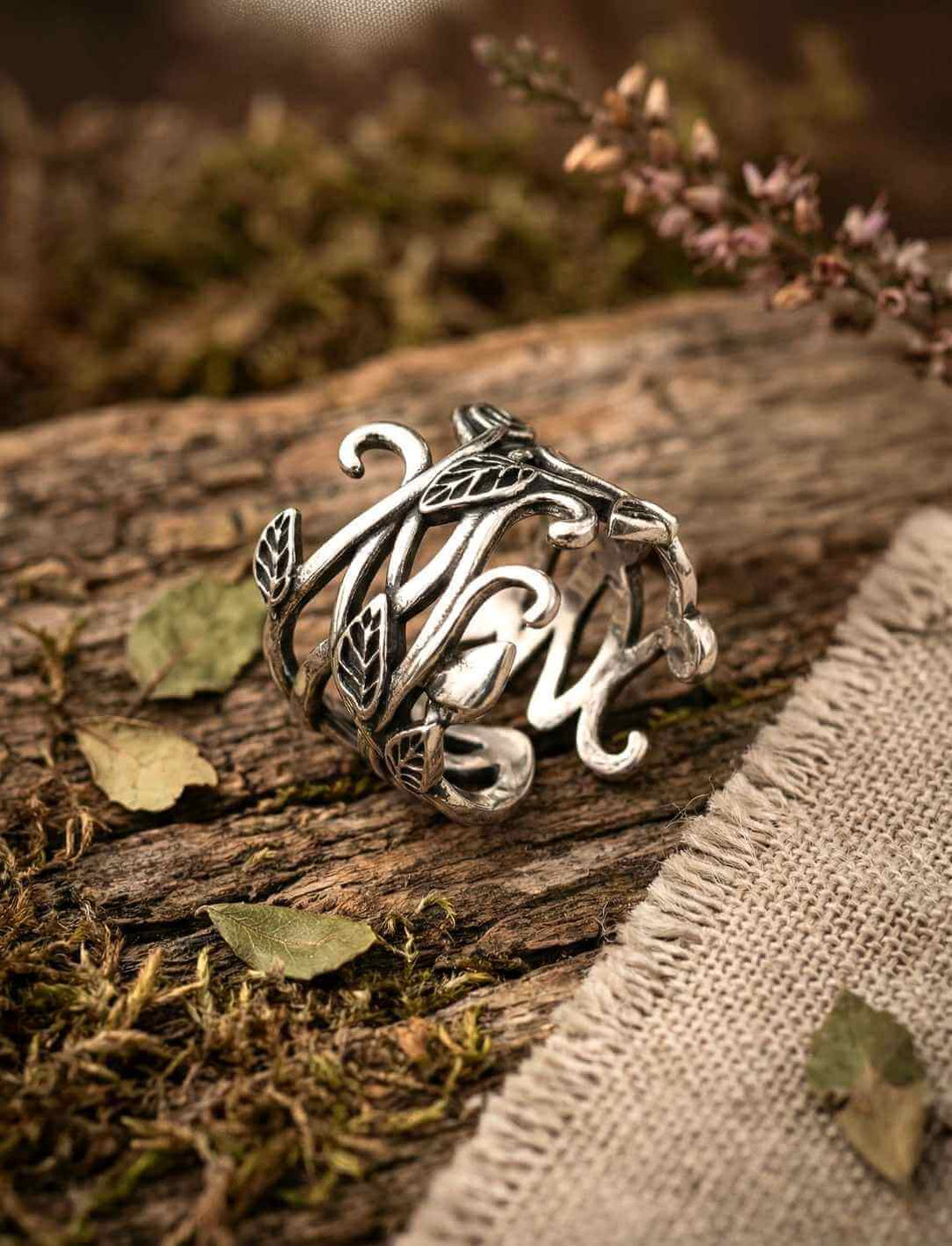 Silberring mit Blattgeflecht aus 925 Sterling Silber auf Holz und Moos