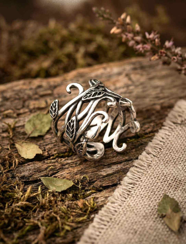 Silberring mit Blattgeflecht aus 925 Sterling Silber auf Holz und Moos