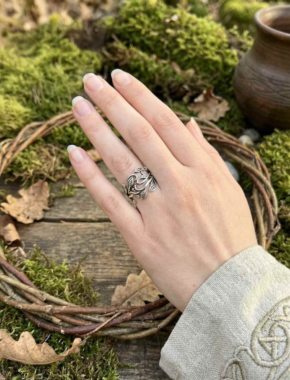 Geflecht der Blätter Ring getragen am Finger – naturinspirierter Silberring