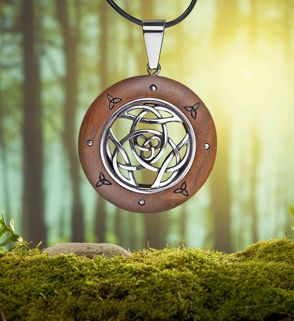 Keltischer Anhänger 'Geflecht der Elemente' umgeben von Moos und Wald, symbolisch für die Verbundenheit mit der Natur – Runental.de