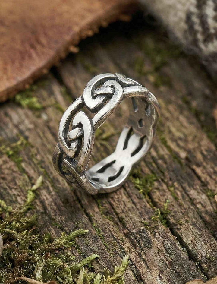 Keltischer Knoten Ring aus 925 Sterling Silber mit durchgehendem Knotenmuster in natürlichem Waldsetting
