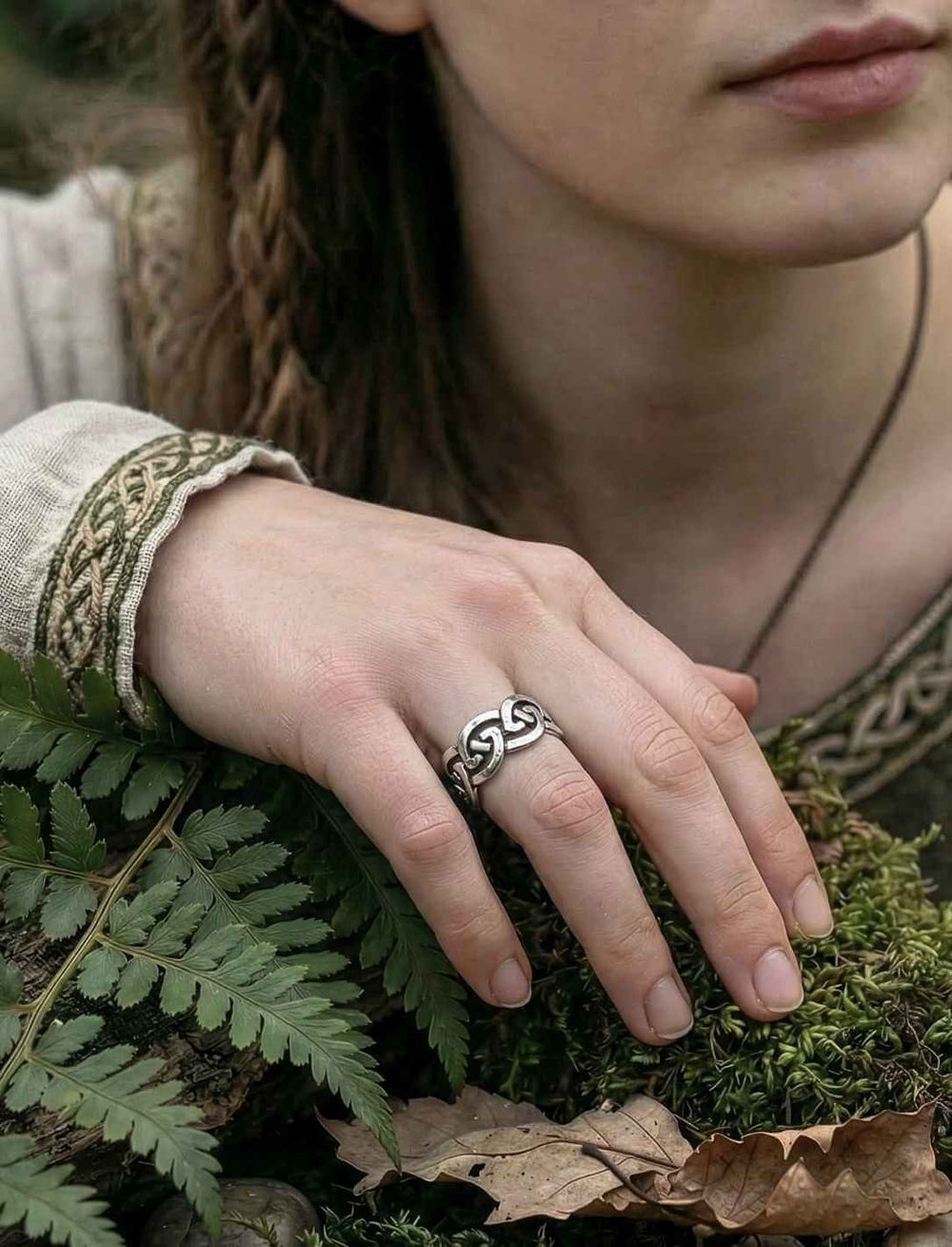 Unisex keltischer Knoten Ring aus Silber getragen am Ringfinger, zeitloser Schmuck mit Symbol für Verbundenheit