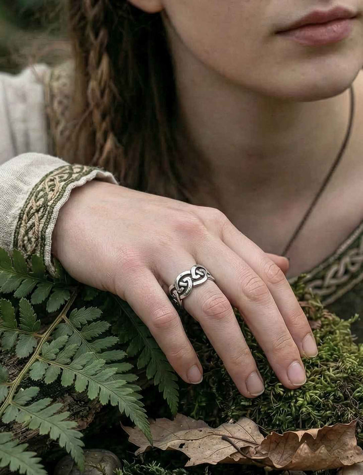 Unisex keltischer Knoten Ring aus Silber getragen am Ringfinger, zeitloser Schmuck mit Symbol für Verbundenheit