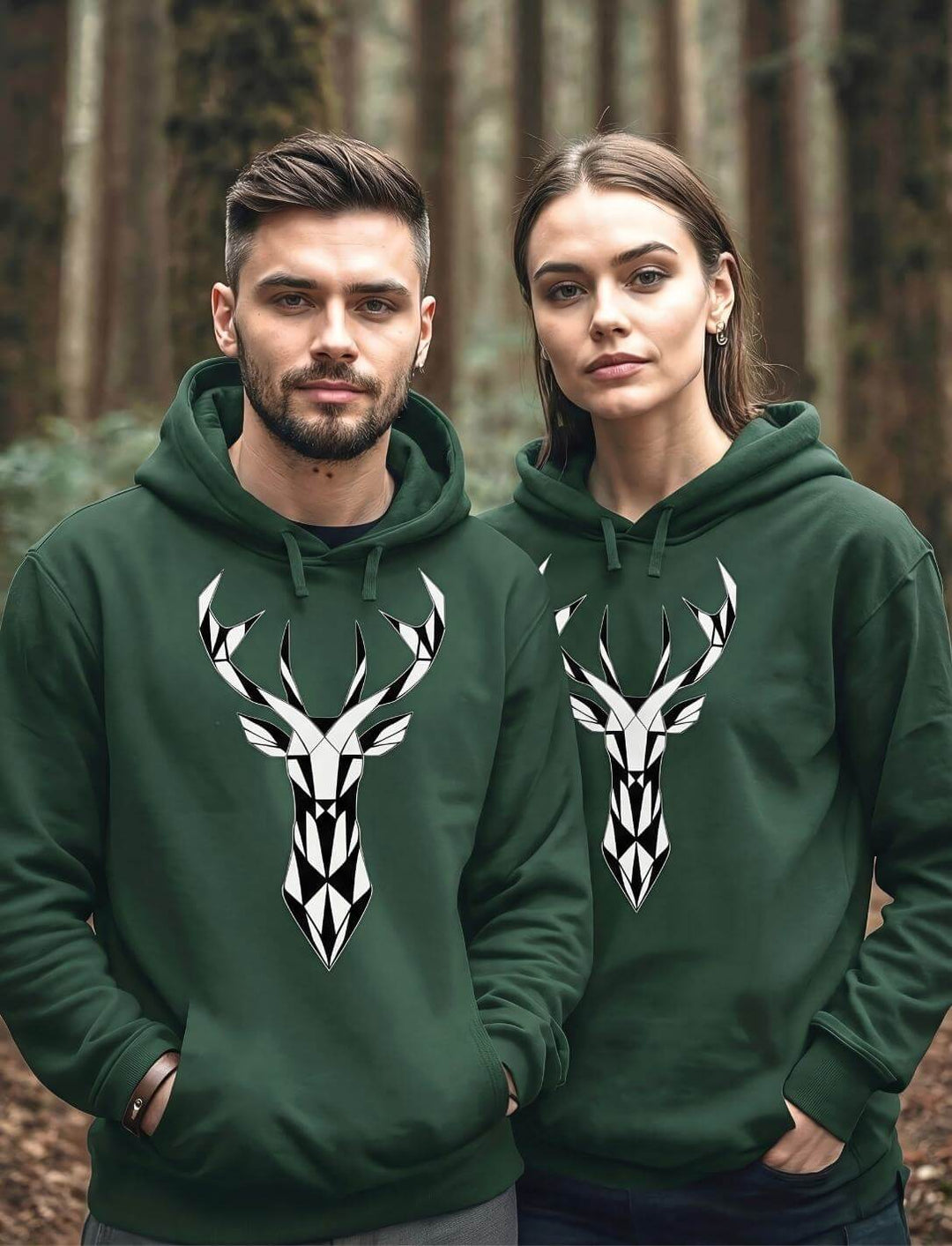 Grüner Unisex Hoodie mit Hirsch Motiv, naturinspiriertes Design, getragen von Paar im Wald