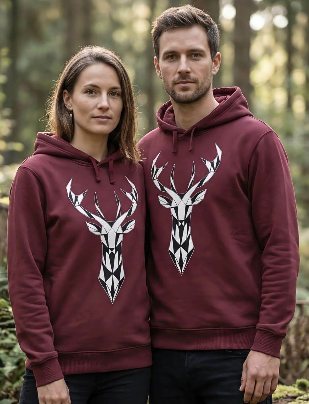 Geometric Deer Hoodie burgund Unisex, Paar trägt Hoodie mit stilisiertem Hirsch Motiv, nachhaltige Bio Baumwolle