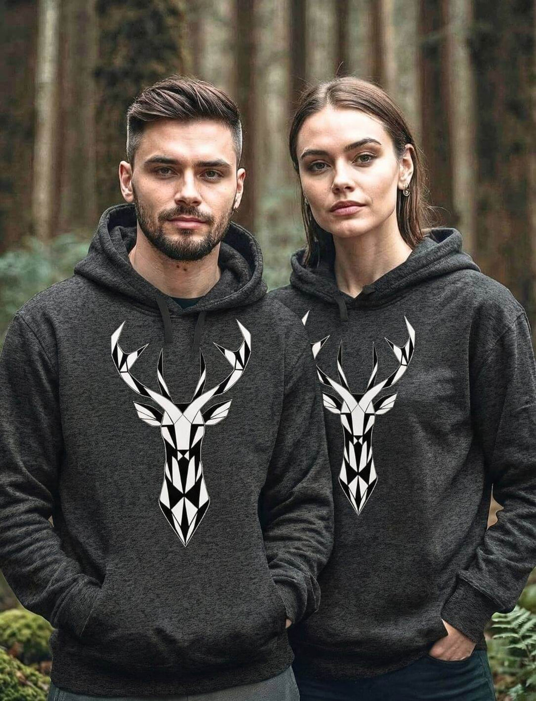 Dunkelgraue melierter Unisex Hoodie mit Hirsch Design, cleanes geometrisches Motiv, getragen im natürlichen Umfeld