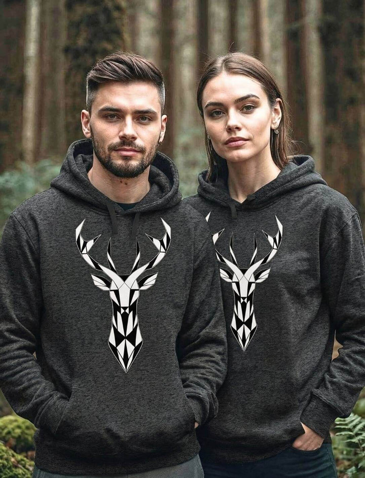 Dunkelgraue melierter Unisex Hoodie mit Hirsch Design, cleanes geometrisches Motiv, getragen im natürlichen Umfeld