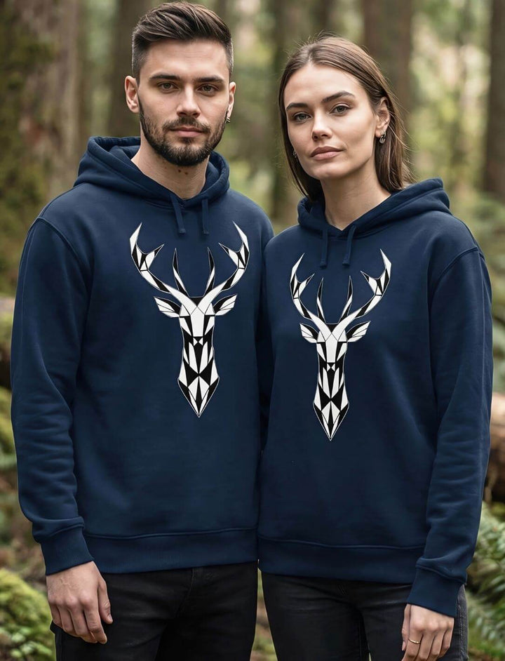 Dunkelblauer Hoodie Unisex mit Hirschkopf Print, modernes geometrisches Design, getragen im Outdoor Setting