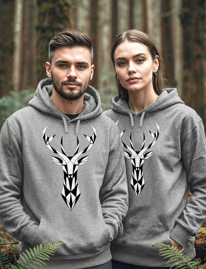 Grau melierter Hoodie Unisex mit geometrischem Hirschkopf, modernes Streetwear Design, getragen von Mann und Frau