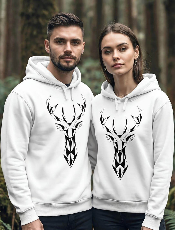 Weißer Unisex Hoodie mit geometrischem Hirsch Design, getragen von Mann und Frau, minimalistischer Natur Look