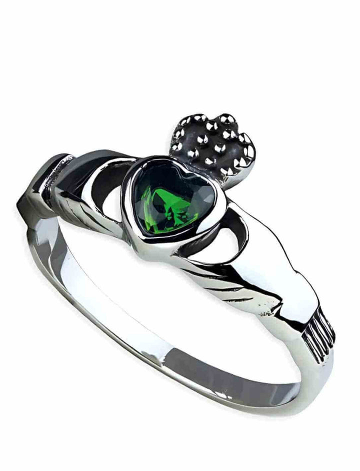 Hochwertiger Claddagh-Ring aus Edelstahl mit einem funkelnden grünen Herzstein, aufgenommen auf weißem Hintergrund.