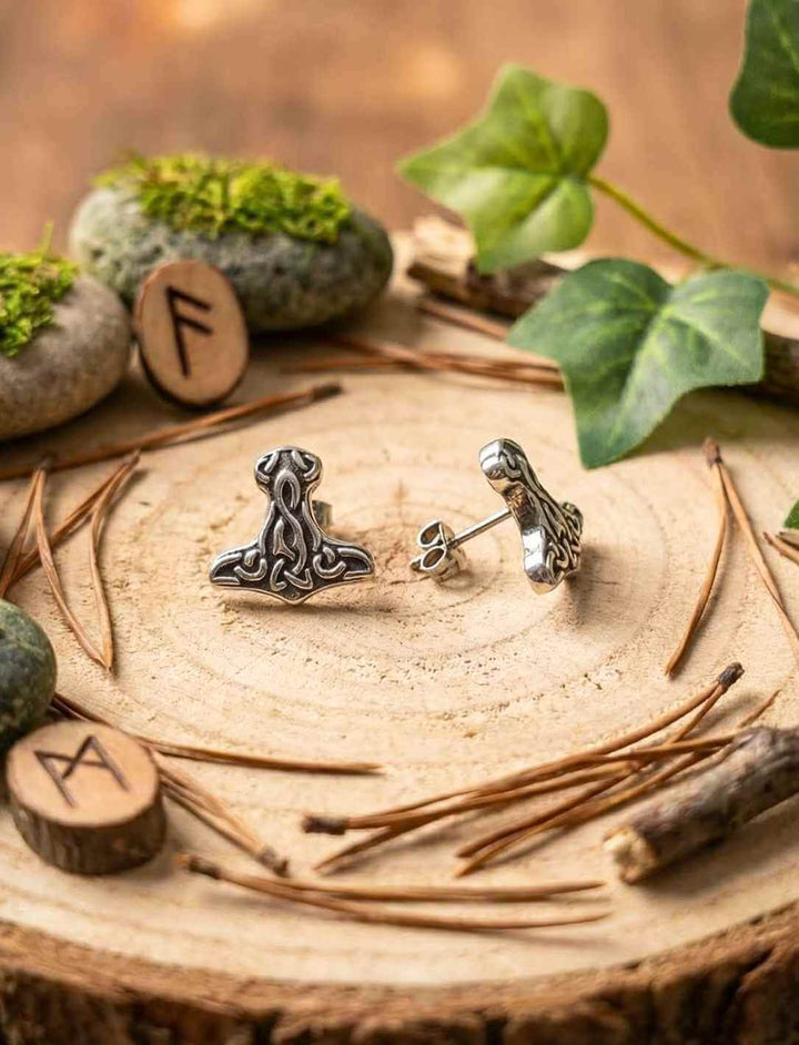 Nordische Mjölnir Ohrstecker als Paar, Thors Hammer aus Titan-Edelstahl auf Holzscheibe mit Runen