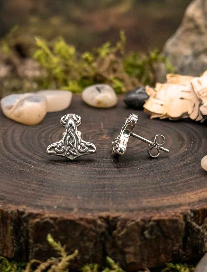Mjölnir Ohrstecker aus Edelstahl im Waldsetting, nordischer Thor Hammer als feines Ohrschmuck-Symbol
