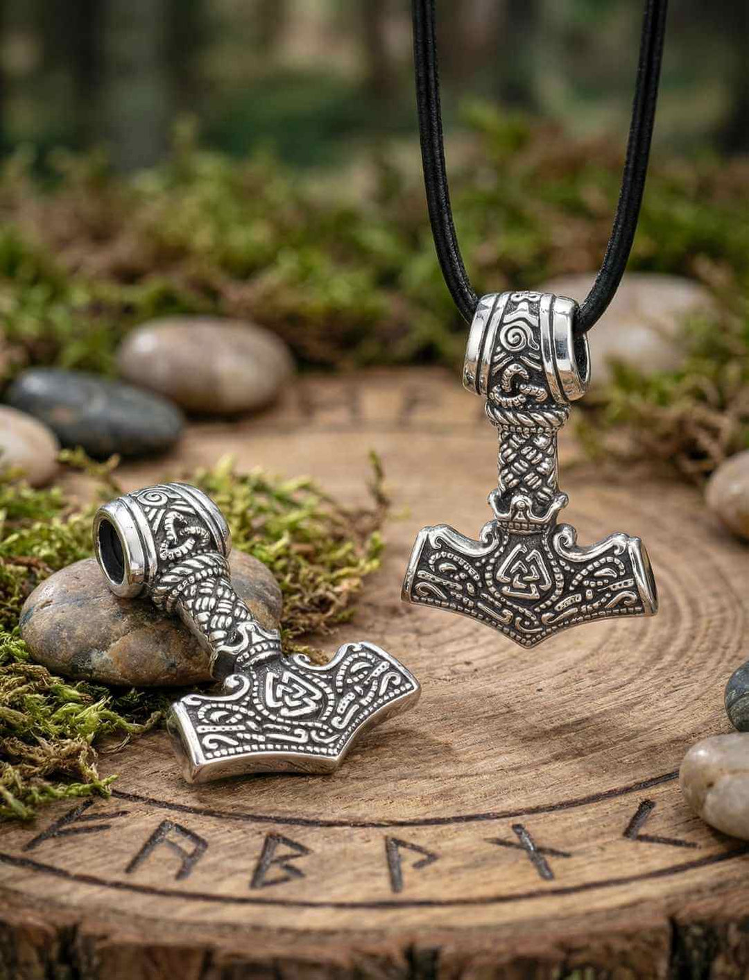 Hammer der alten Wege Mjölnir Anhänger mit Valknut an schwarzer Lederkordel zum Knoten