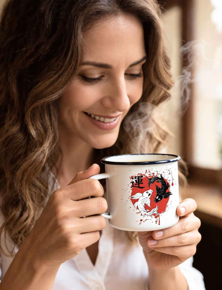 Frau trinkt aus der Emaille Tasse mit schwarzem Rand mit japanischem Koi Design.