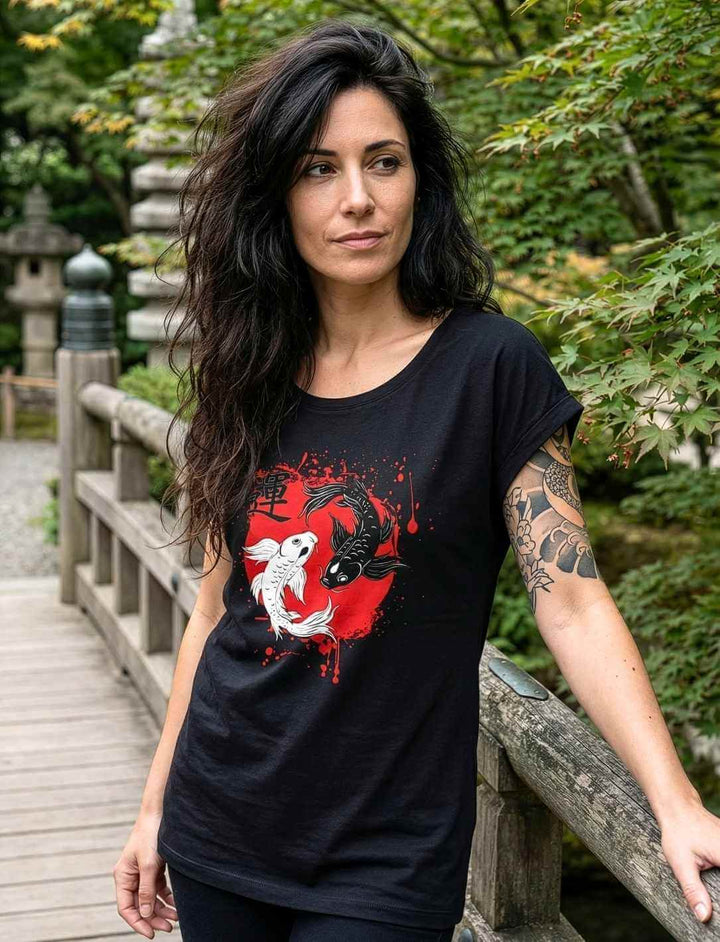Frau trägt das Harmonic Koi Damen Longfit Shirt in schwarz in einer japanischen Landschaft.