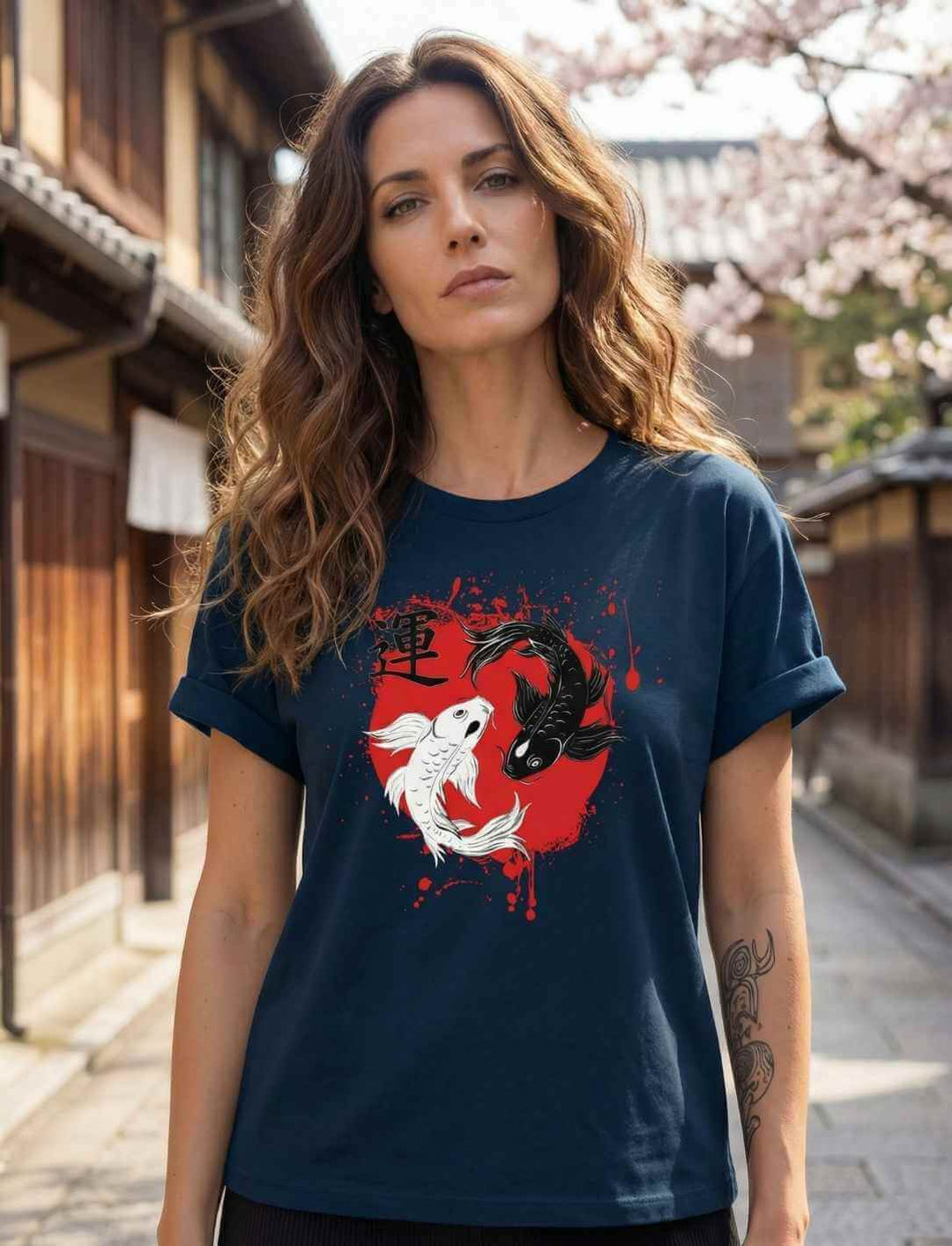Model trägt navyfarbenes Relaxed Damen Shirt mit Harmonic-Koi-Motiv vor Holzhäusern Japans