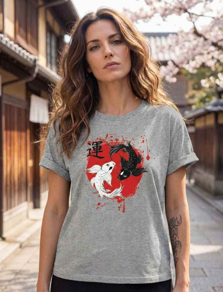 Model trägt hellgraues Relaxed Damen Shirt mit Koi-Motiv und rotem Kreis im japanischen Straßenbild