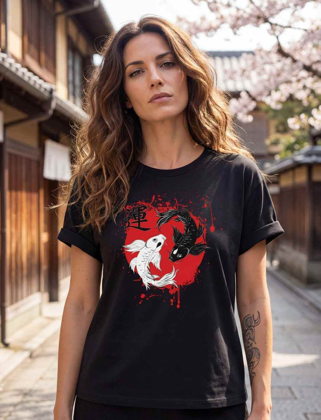 Model trägt schwarzes Relaxed Damen Shirt mit Harmonic-Koi-Motiv in japanischer Gasse