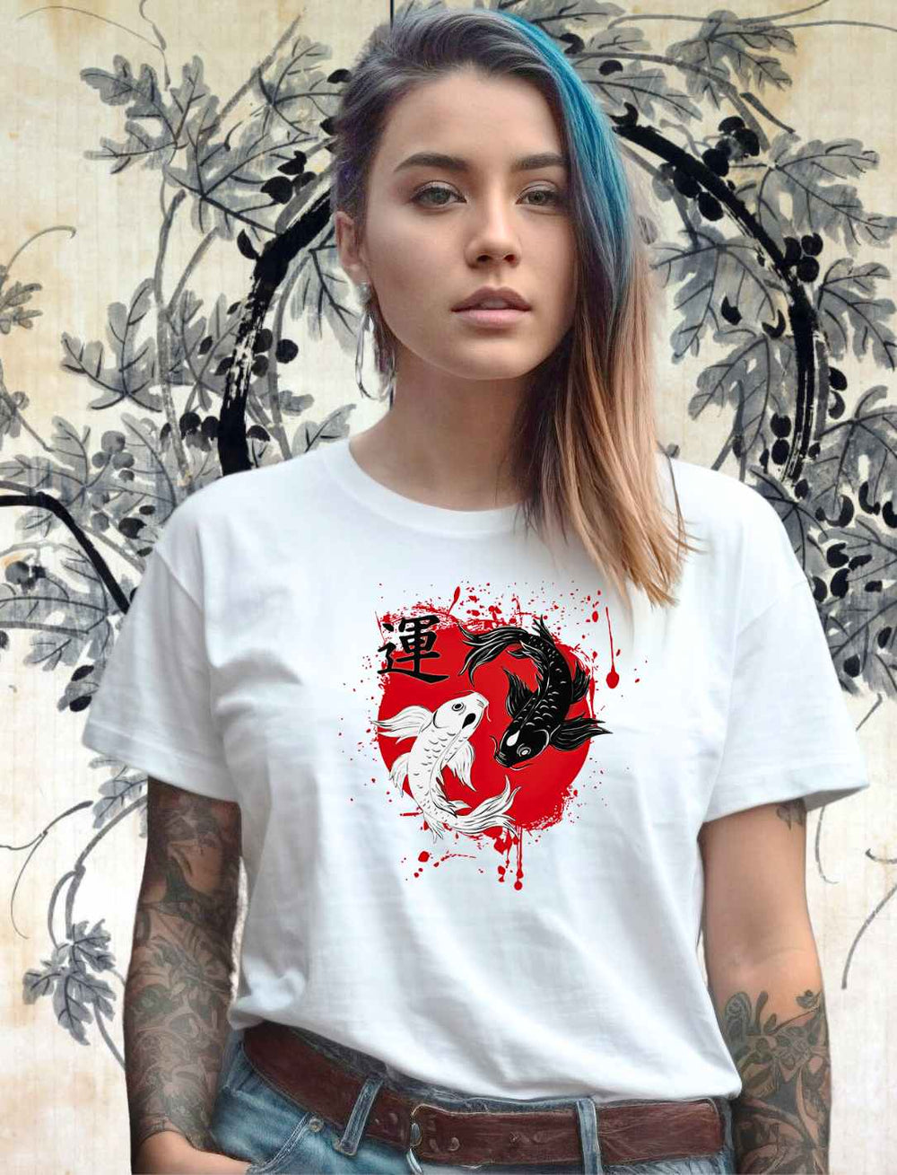 Junge Frau in einem weissen Harmonic Koi Unisex T-Shirt – Modern und stilvoll im japanischen Design.