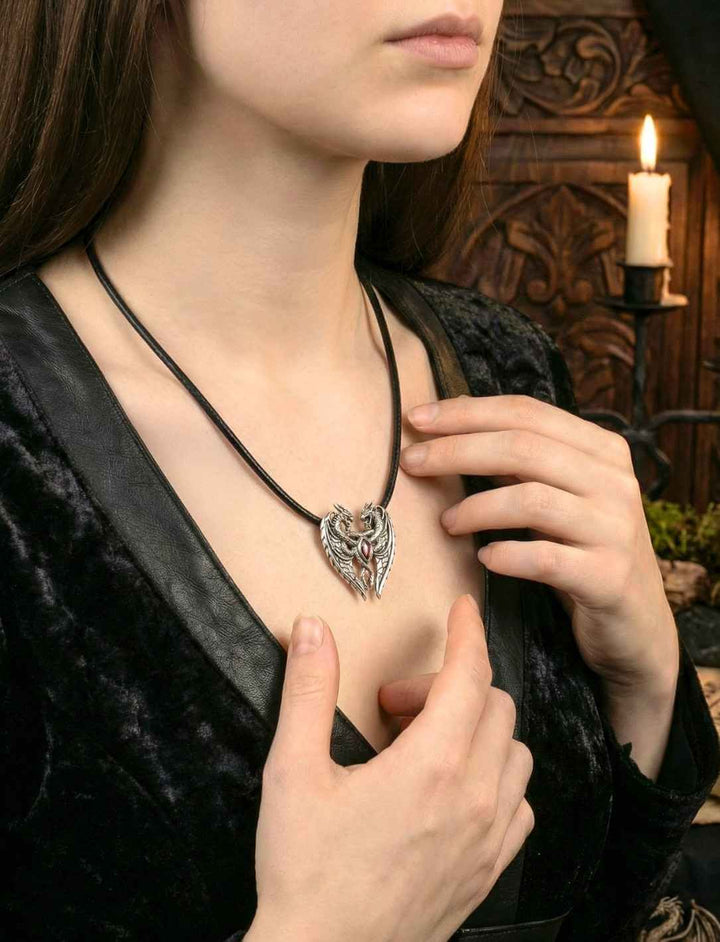 925 Silber Drachenanhänger Heart of the Dragon mit rotem Zirkonia als mystischer Schmuck, von junger Frau am Hals getragen