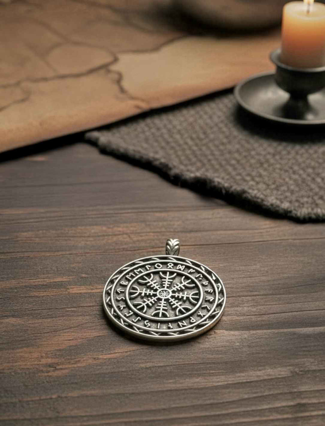 Nordischer Schmuck – Aegishjalmur Anhänger aus 925 Silber, Symbol für Stärke und Schutz auf dunklem Holz