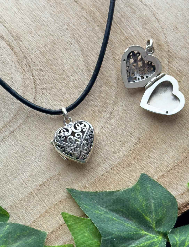 Herz der Ewigen Ranken – feines Ornament-Design auf 925 Sterling Silber, Nahaufnahme